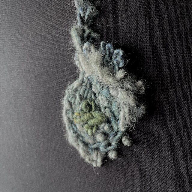 一点もの】『手紡ぎ糸のお花. b'』手刺繍ファブリックパネル | iichi