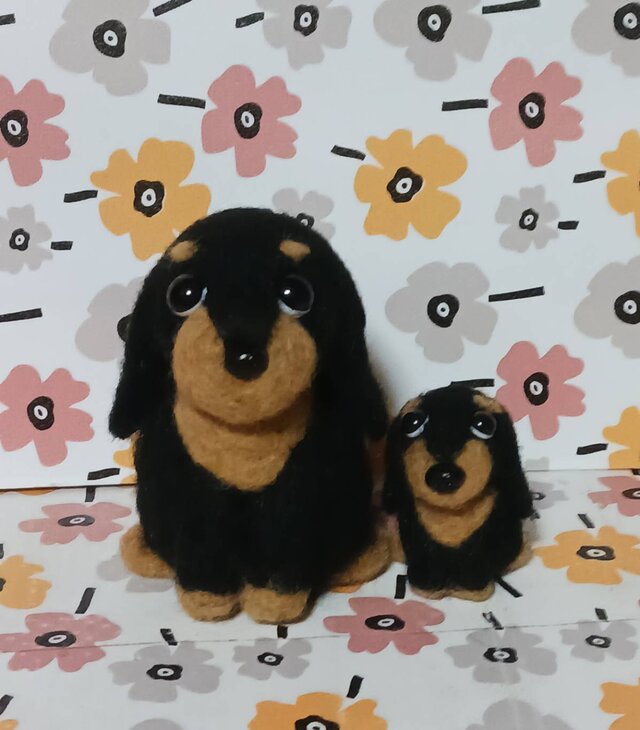 羊毛フェルト小さな ダックスフント親子ソファー付き | iichi 日々の