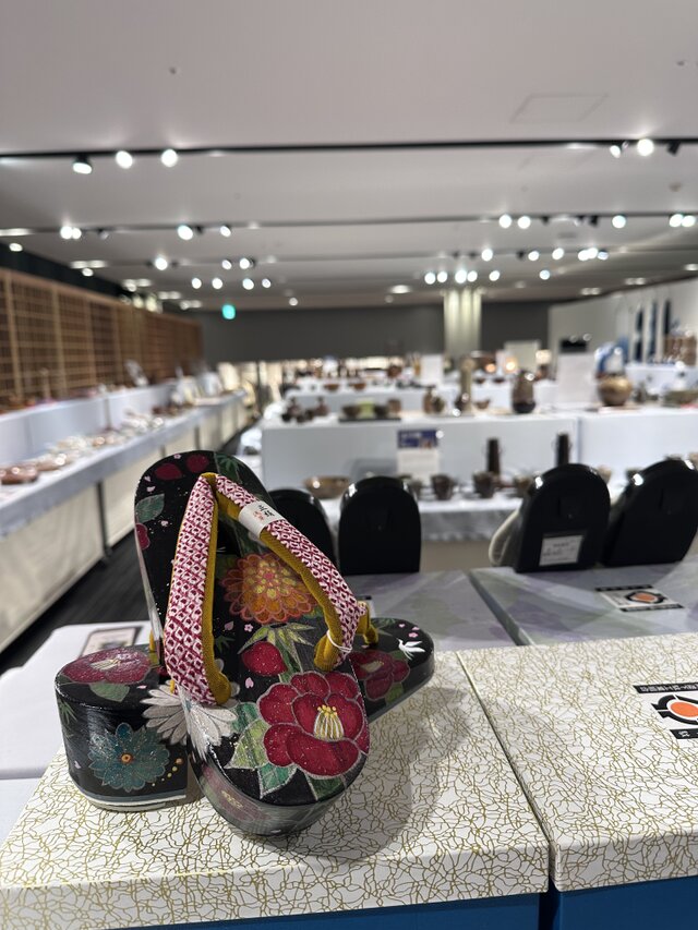 S 背の高くなる下駄 花紋様 日本桐 反小町 | iichi 日々の暮らしを