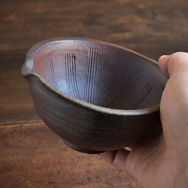 焼締片口櫛目大鉢 薪窯で焼いた 焼締のハンディすり鉢｜片口擂鉢 | iichi 日々の暮らしを
