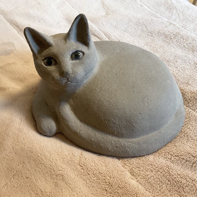 陶器の大きなグレーの猫 | iichi 日々の暮らしを心地よくする