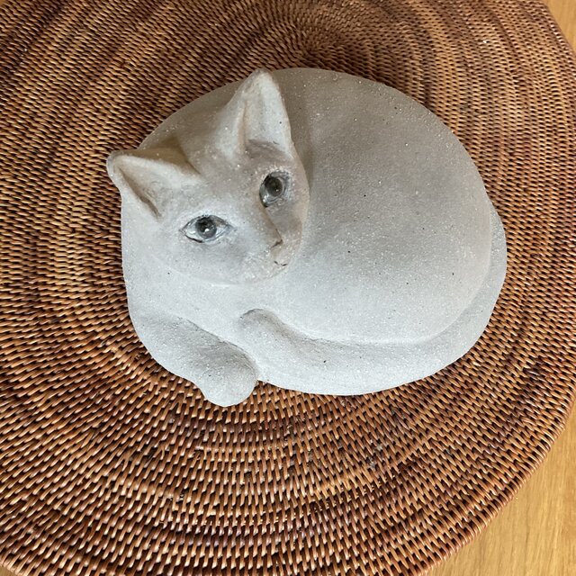 陶器の大きなグレーの猫 | iichi 日々の暮らしを心地よくする