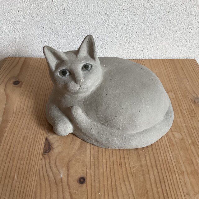 陶器の大きなグレーの猫 | iichi 日々の暮らしを心地よくする