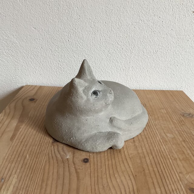 陶器の大きなグレーの猫 | iichi 日々の暮らしを心地よくする