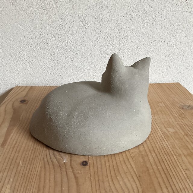 陶器の大きなグレーの猫 | iichi 日々の暮らしを心地よくする