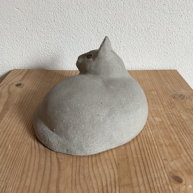 陶器の大きなグレーの猫 | iichi 日々の暮らしを心地よくする