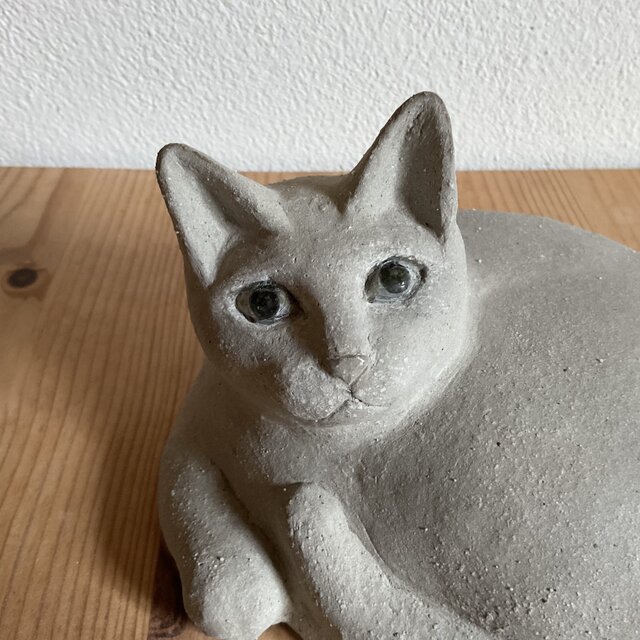 陶器の大きなグレーの猫 | iichi 日々の暮らしを心地よくする