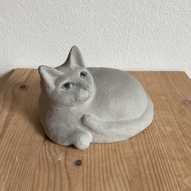陶器の大きなグレーの猫 | iichi 日々の暮らしを心地よくする