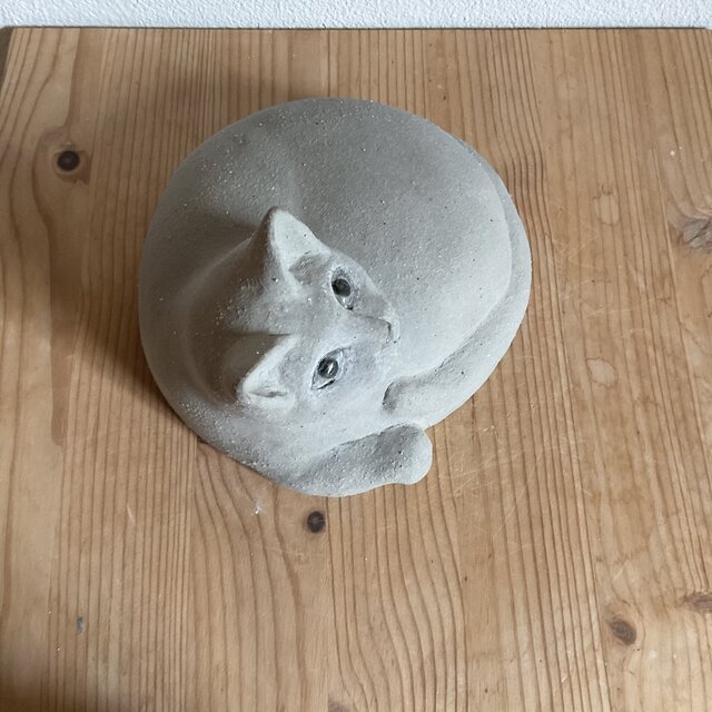陶器の大きなグレーの猫 | iichi 日々の暮らしを心地よくする