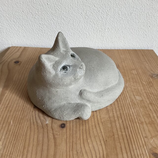 陶器の大きなグレーの猫 | iichi 日々の暮らしを心地よくする