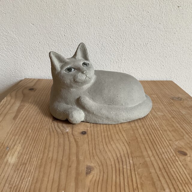 陶器の大きなグレーの猫 | iichi 日々の暮らしを心地よくする