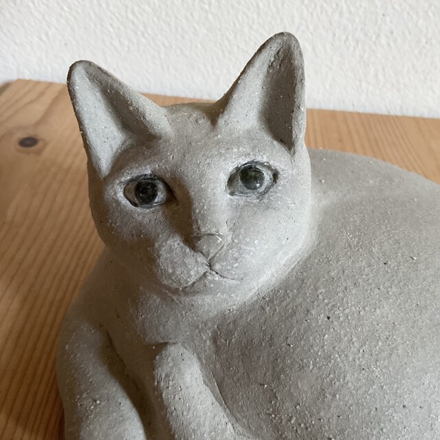 陶器の大きなグレーの猫 | iichi 日々の暮らしを心地よくする