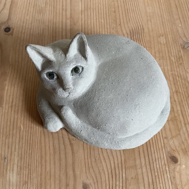 陶器の大きなグレーの猫 | iichi 日々の暮らしを心地よくする