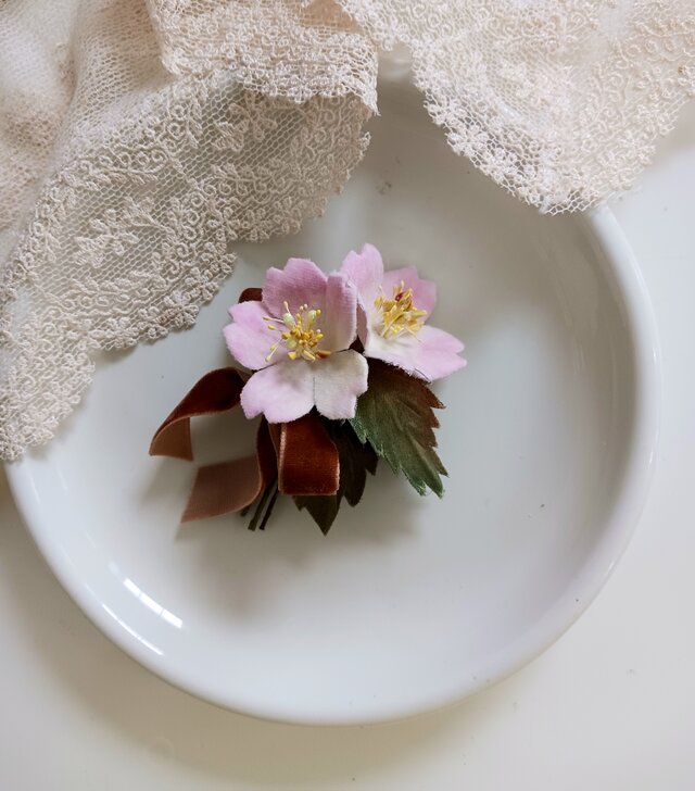 染め布花＊さくらのコサージュ | iichi 日々の暮らしを心地よくする