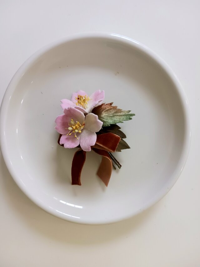 染め布花＊さくらのコサージュ | iichi 日々の暮らしを心地よくする
