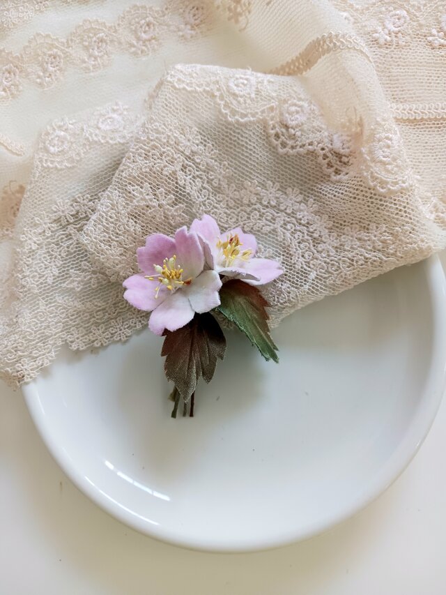 染め布花＊さくらのコサージュ | iichi 日々の暮らしを心地よくする