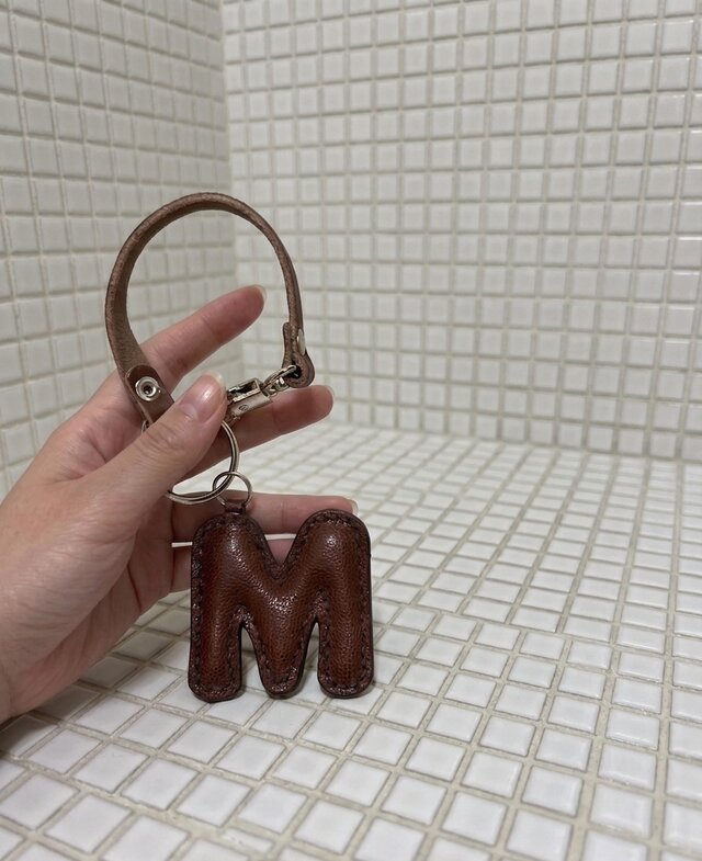 姫路レザーアルファベットぷっくりキーホルダー◇焦げ茶 M チャーム