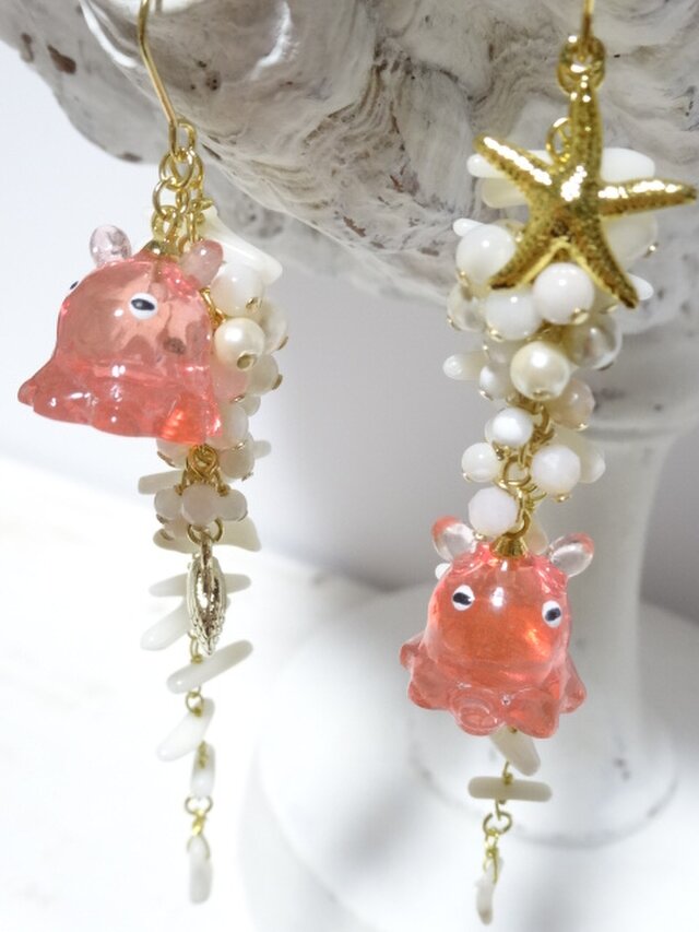 もも色】メンダコのアシンメトリーロングピアス | iichi 日々の暮らし