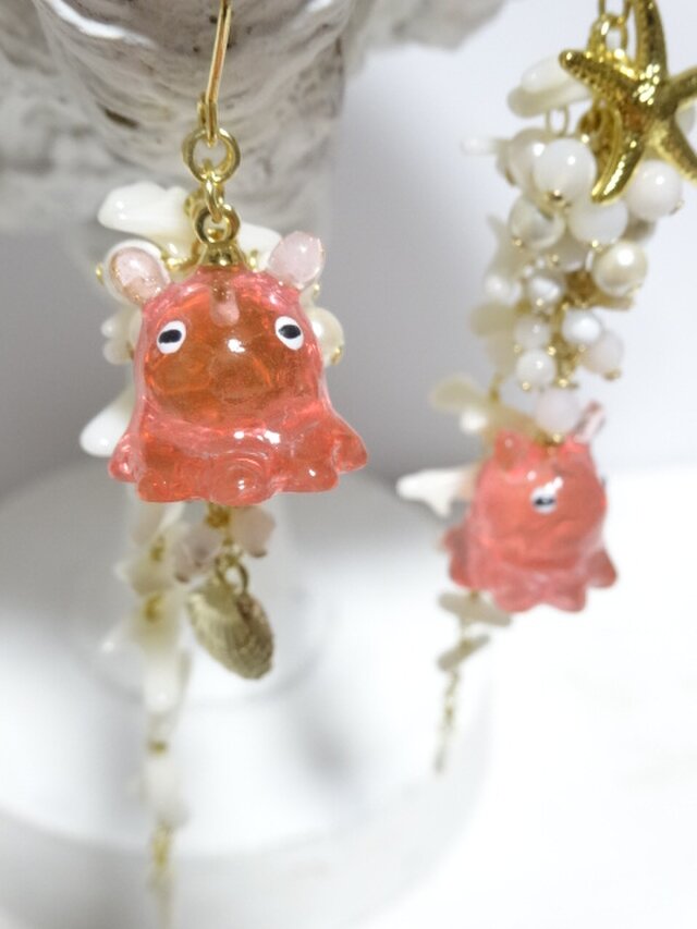 もも色】メンダコのアシンメトリーロングピアス | iichi 日々の暮らし