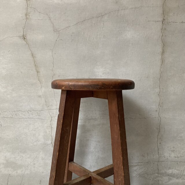 古く味のある木製の丸椅子　スツール　チェア　古道具　古家具 古く味のある木製の丸椅子 スツール チェア 古道具 古家具