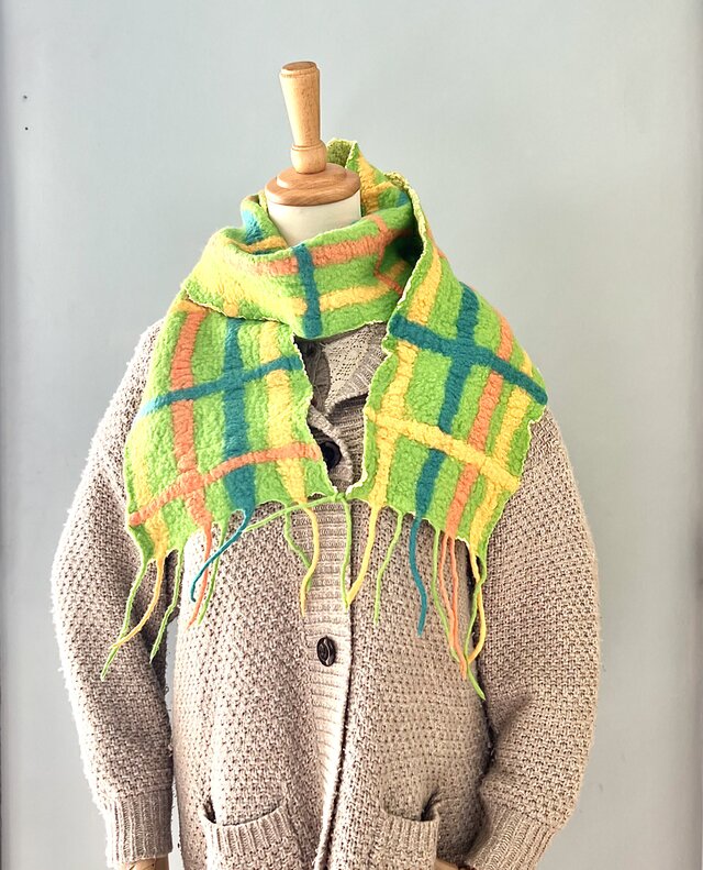 チェック柄の羊毛フェルトマフラー（綿の裏地付き アップルグリーン