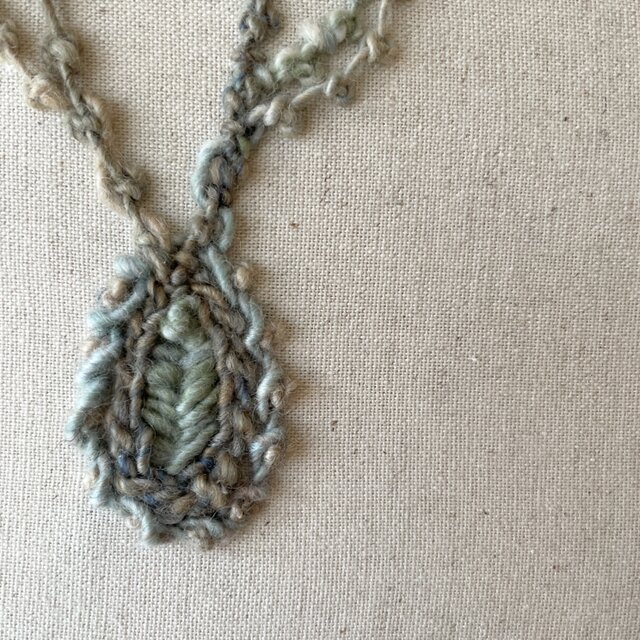 一点もの】『手紡ぎ糸のお花. c'』手刺繍ファブリックパネル | iichi