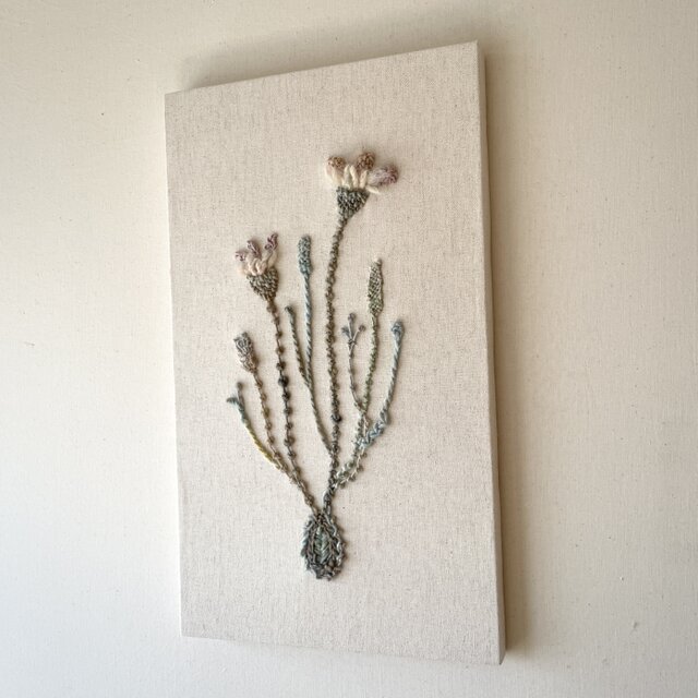 【一点もの】『手紡ぎ糸のお花. b'』手刺繍ファブリックパネル 一点もの】『手紡ぎ糸のお花. c'』手刺繍ファブリックパネル | iichi