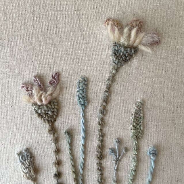 一点もの】『手紡ぎ糸のお花. c'』手刺繍ファブリックパネル | iichi