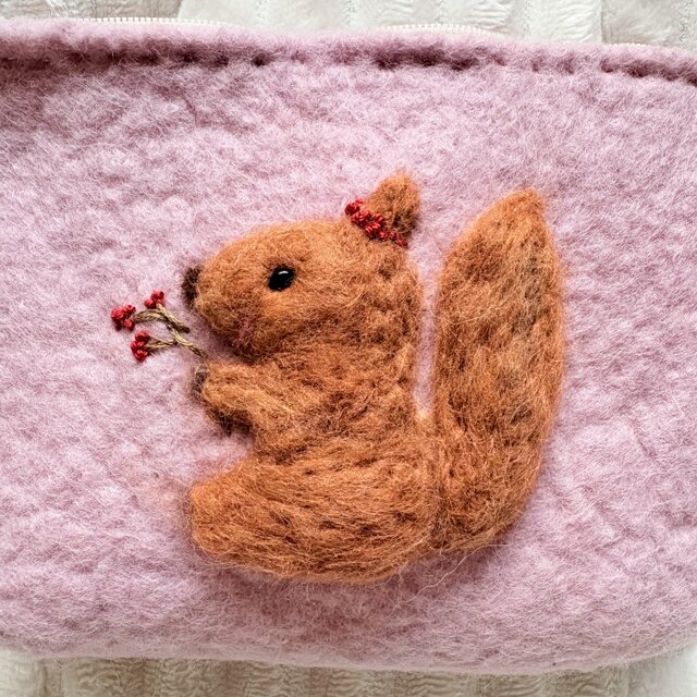 赤リスさんとナナカマドのポーチ | iichi 日々の暮らしを心地よくする