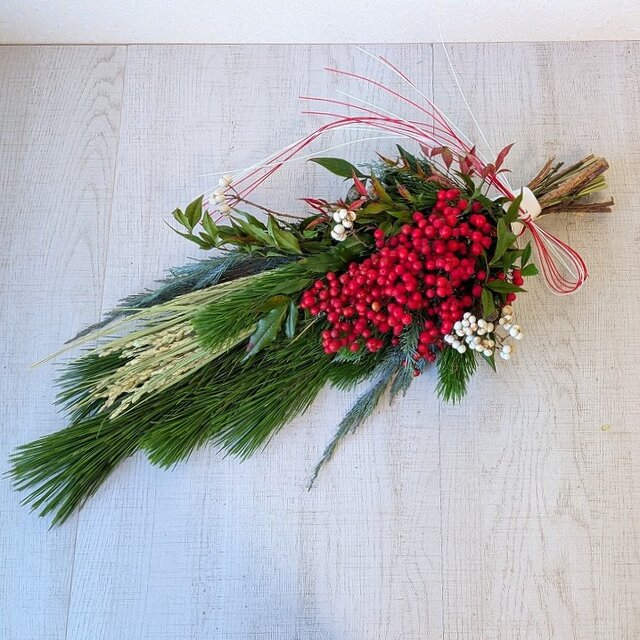 若松と南天いっぱいの正月飾り | iichi 日々の暮らしを心地よくする