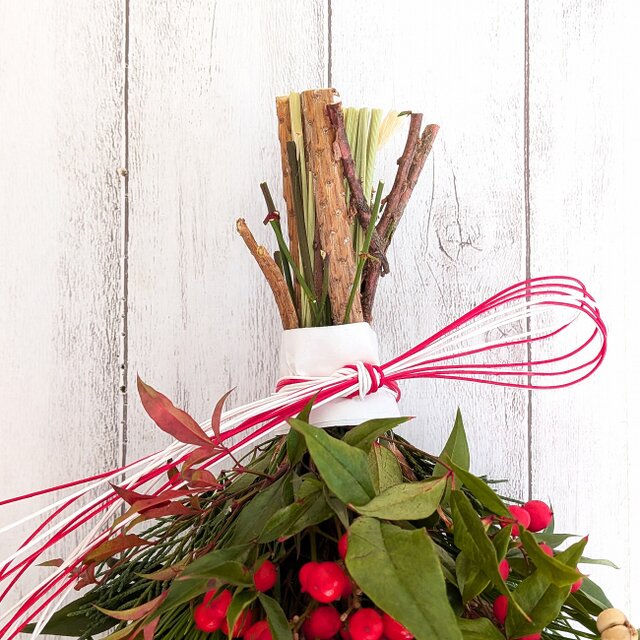 若松と南天いっぱいの正月飾り | iichi 日々の暮らしを心地よくする