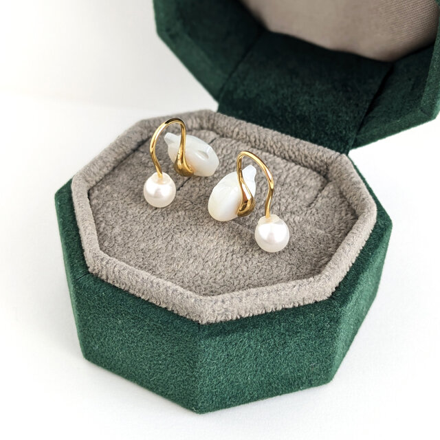 SUS316ピアス[Pinctada cat/Gold]サージカルステンレス 白蝶貝 白猫