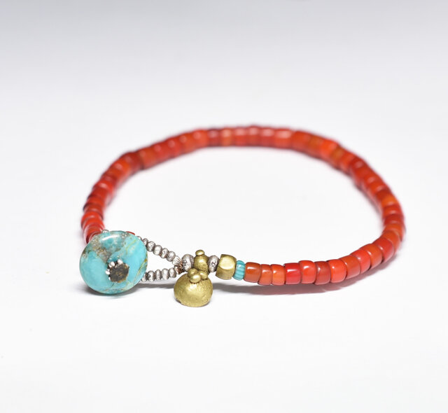 アンティーク飴色＆朱赤色ホワイトハーツと一粒ターコイズブルー