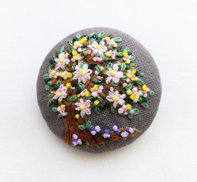 ピンクの花咲く樹 刺繍ブローチ(大） | iichi 日々の暮らしを心地よく