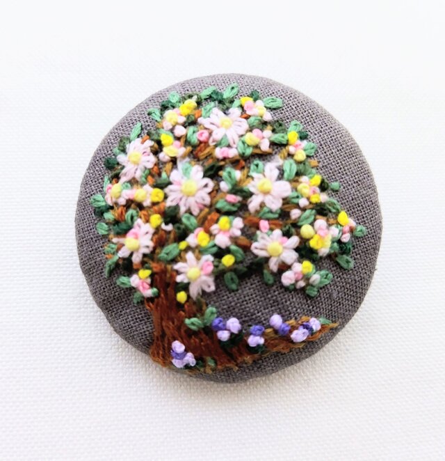 【専用】ハンドメイド　刺繍ブローチ ピンクの花咲く樹 刺繍ブローチ(大） | iichi 日々の暮らしを心地よく