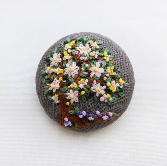 花の刺繍ブローチ ピンクの花咲く樹 刺繍ブローチ(大） | iichi 日々の暮らしを心地よく