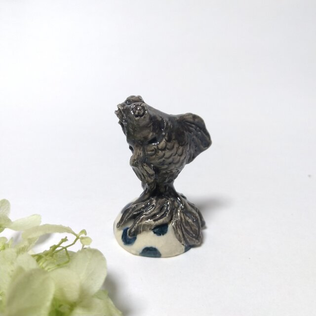 金魚 黒【ちび縁起物】 | iichi 日々の暮らしを心地よくする
