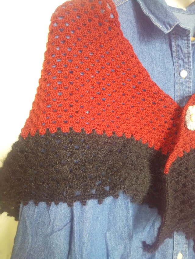 えんじ×ブラックカラーの三角ストール | iichi 日々の暮らしを心地よく