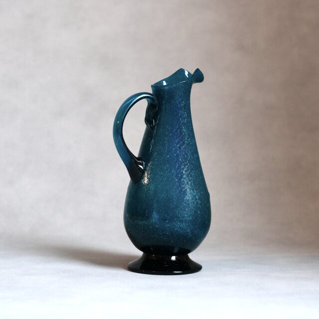 青色ガラス製ピッチャー 再入荷】吹きガラスの蓋付きピッチャー（ブルー） | iichi 日々の