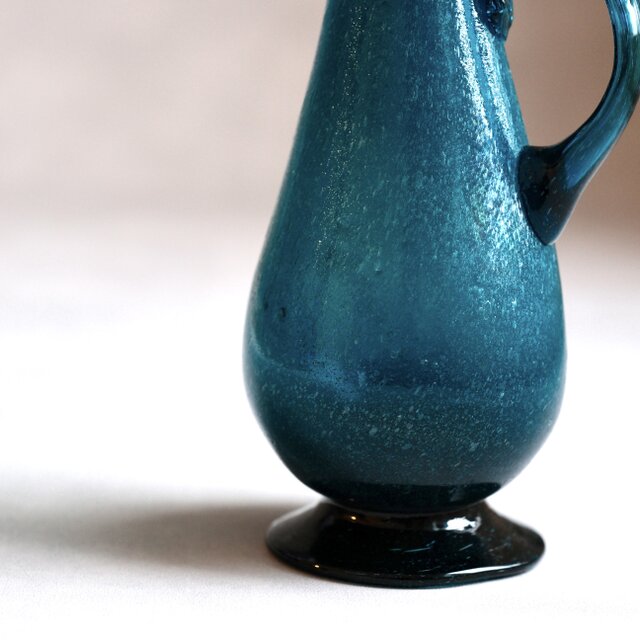 青色ガラス製ピッチャー 再入荷】吹きガラスの蓋付きピッチャー（ブルー） | iichi 日々の