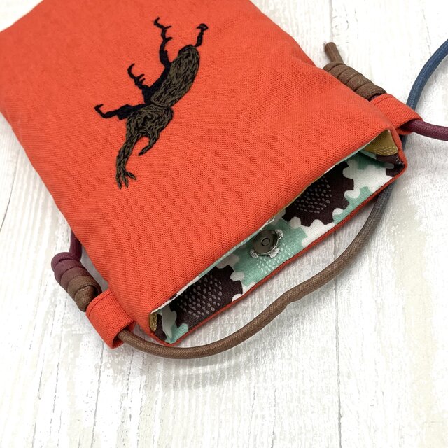 手刺繍スマホショルダー カブトムシ | iichi 日々の暮らしを心地よく