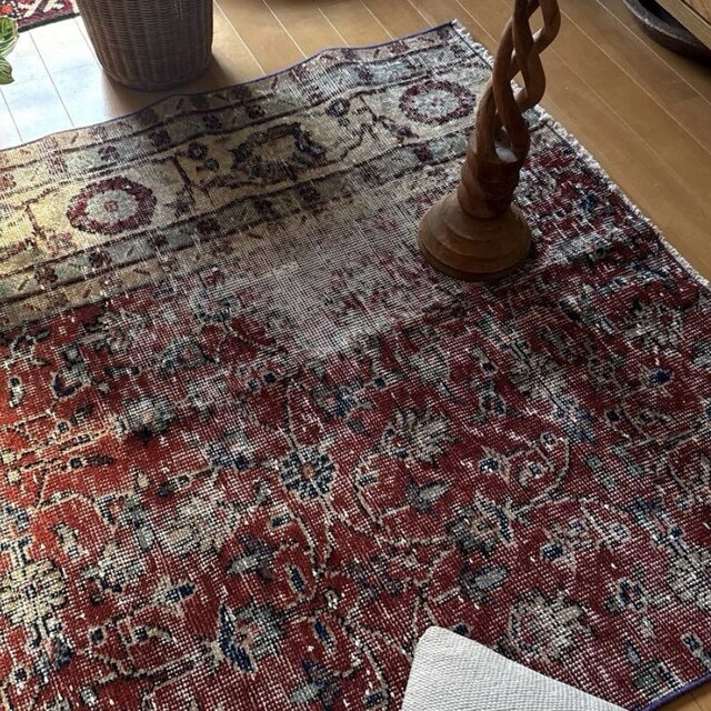 人気✳︎83×145 紋章柄　シャビー　レッド　トルコヴィンテージラグ 人気✳︎83×145 紋章柄 シャビー レッド トルコヴィンテージラグ 人気
