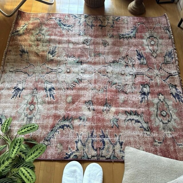 113×123レアな正方形 くすみピンクボタニカル トルコヴィンテージラグ