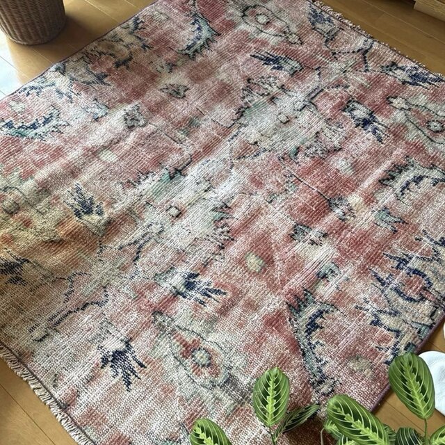 113×123レアな正方形 くすみピンクボタニカル トルコヴィンテージラグ