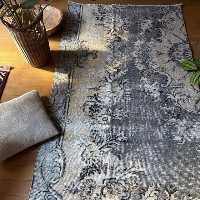 92×180-184グレイカーキ ボタニカル柄 トルコヴィンテージラグ | iichi