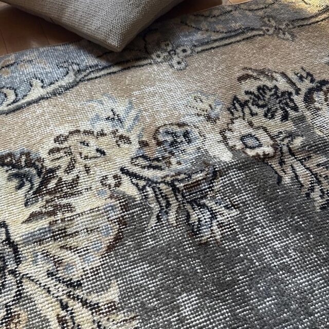 92×180-184グレイカーキ ボタニカル柄 トルコヴィンテージラグ | iichi