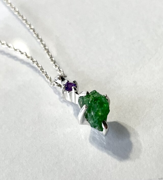 ガーネットの原石とアメジストのペンダント | iichi 日々の暮らしを