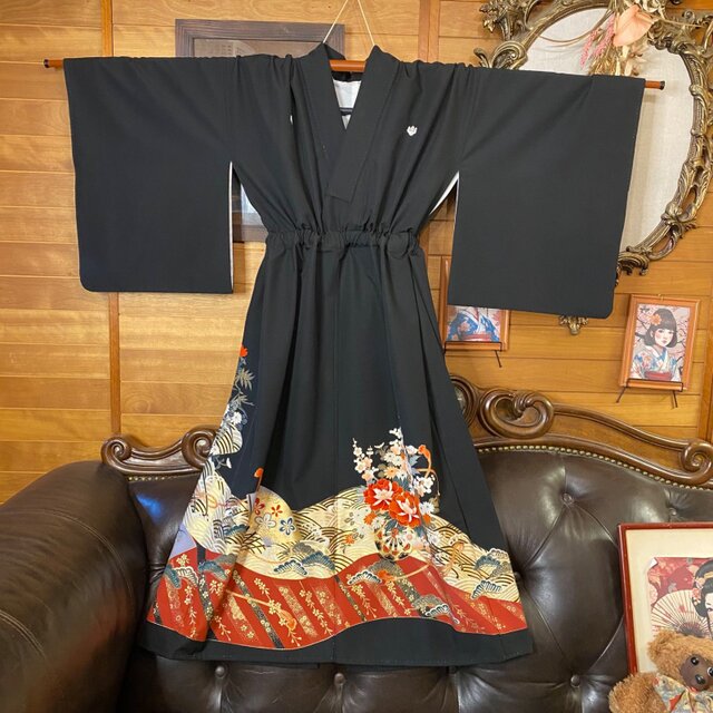 黒留袖 着物 リメイク ワンピース ドレス セミロング 和洋折衷 洗える 化繊 ハンドメイド レトロ 古着 漆黒に浮かぶ、祝福の古典美 TKW-88 黒留袖 着物 リメイク ワンピース ドレス セミロング 和洋折衷 洗える