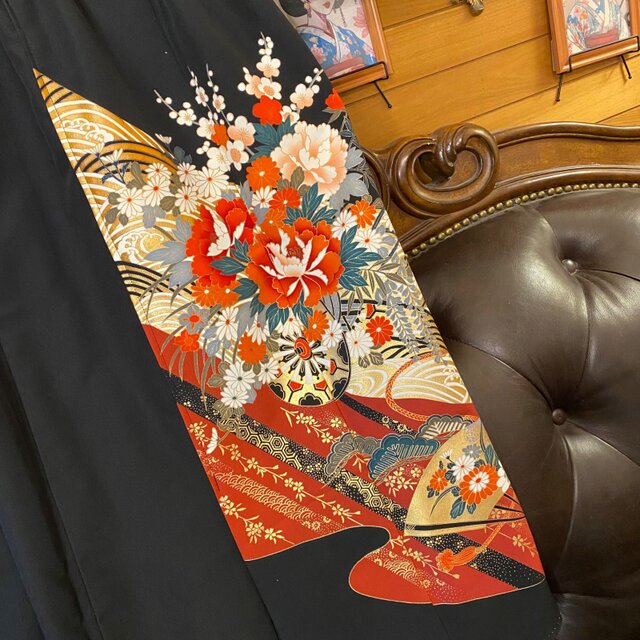 黒留袖 着物 リメイク ワンピース ドレス セミロング 和洋折衷 洗える 化繊 ハンドメイド レトロ 古着 漆黒に浮かぶ、祝福の古典美 TKW-88 黒留袖 着物 リメイク ワンピース ドレス セミロング 和洋折衷 洗える