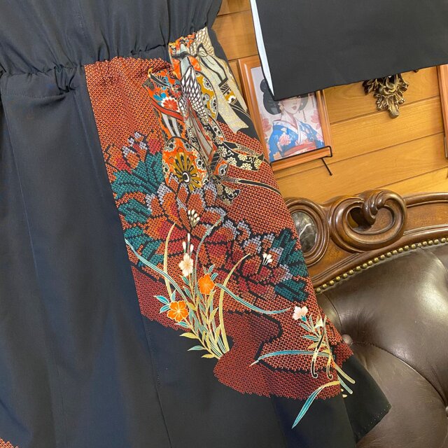 黒留袖 着物 リメイク ワンピース ドレス ミニミディ 和洋折衷 洗える 化繊 ハンドメイド レトロ 古着 御所車と金彩扇の舞 TKW-92 黒留袖 着物 リメイク ワンピース ドレス ミニミディ 和洋折衷 洗える